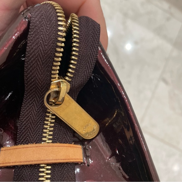 LOUIS VUITTON Monogram Vernis Rosewood Avenue Bag - Picture 13 of 15